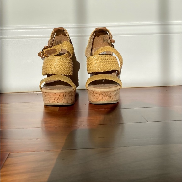 Yellow Steve Madden Wedges - Picture 1 of 3